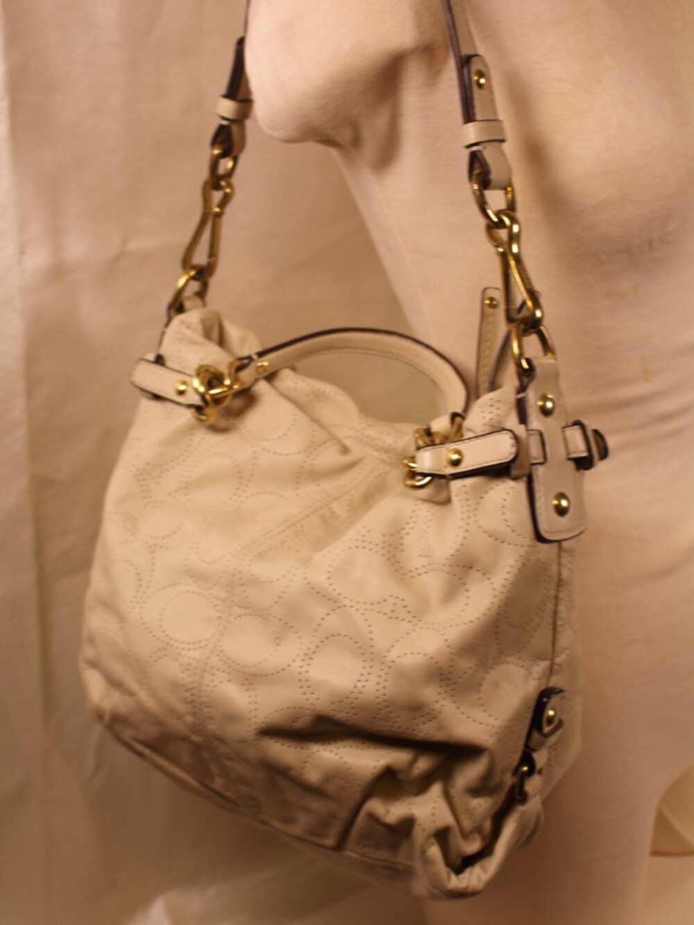 Coach Bone Leather Shoulder Bag Perforated Signature Hobo Purse F18808 - Picture 13 of 13